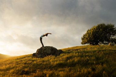 18-Active-Lifestyle-woman-doing-yoga-backbend-at-sunrise-RodMcLean