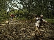 12_Athletic-Active-Lifestyle-mountain-bikers-biking-in-the-mud-Adventure-Photographer-Rod-McLean_GG